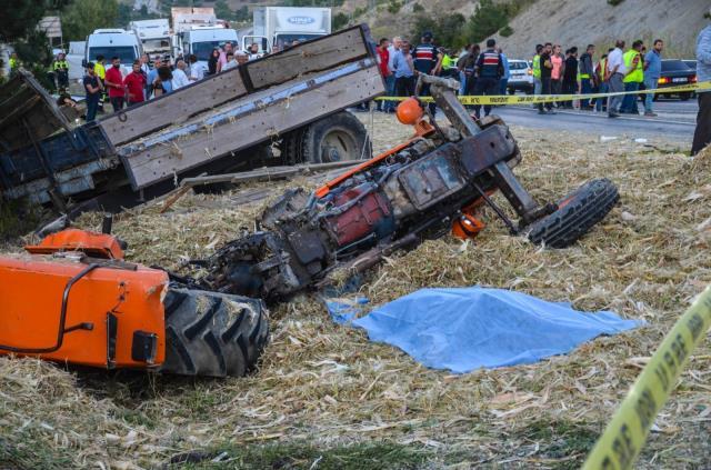 Yolcu otobüsü ile traktör çarpıştı: 1 ölü, 10 yaralı