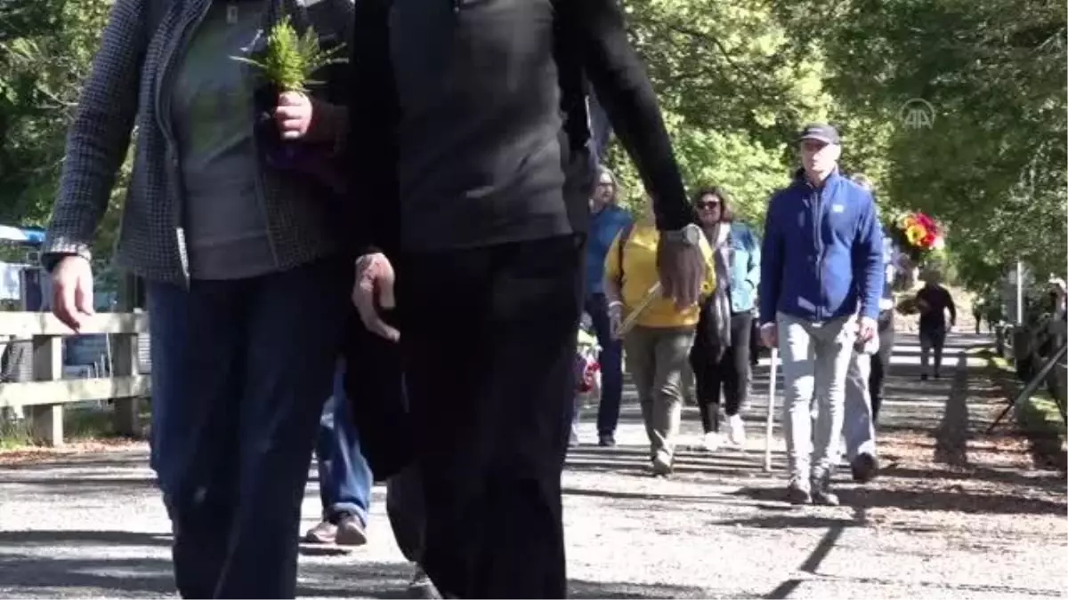 ABERDEENSHİRE - İskoçya'da halk, Balmoral Kalesi'nin önüne çiçek bıraktı (2)