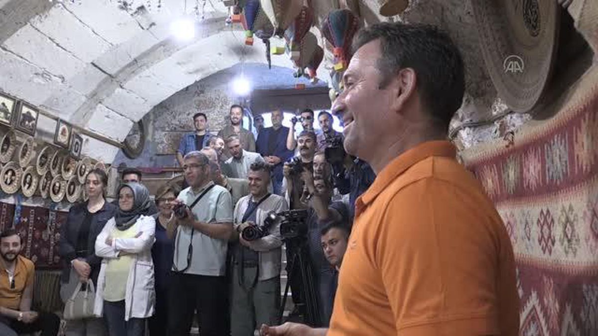 Bakan Kirişci, bir atölyede çanak yapımını deneyimledi