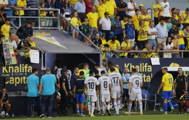 Barcelona maçında tarihi anlar! Tribünde rahatsızlanan taraftara şok cihazını kaleci yetiştirdi