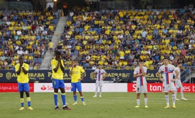 Barcelona maçında tarihi anlar! Tribünde rahatsızlanan taraftara şok cihazını kaleci yetiştirdi