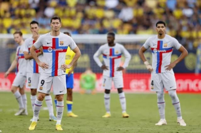 Barcelona maçında tarihi anlar! Tribünde rahatsızlanan taraftara şok cihazını kaleci yetiştirdi