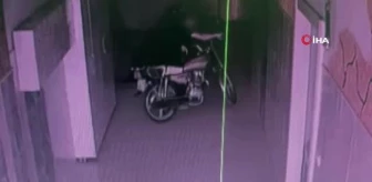 Çocuk hırsızlar dakikalar içerisinde motosikleti böyle çaldı