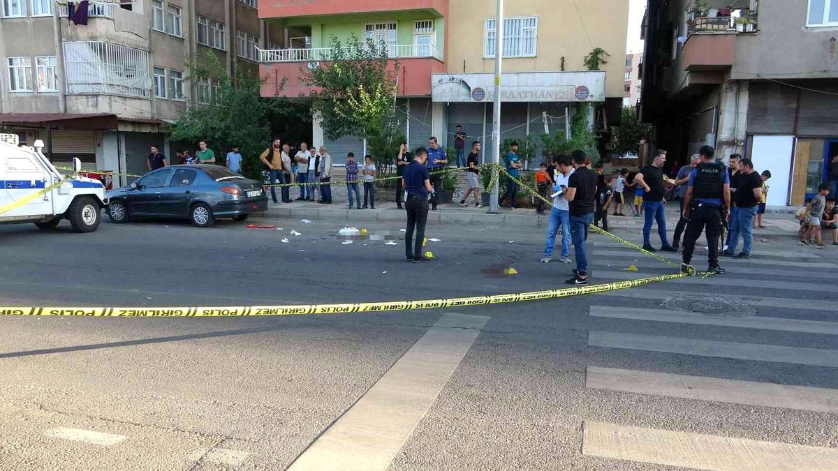 Diyarbakır haberi! Diyarbakır'da cadde ortasında çatıştı: 3 kişi yaralandı