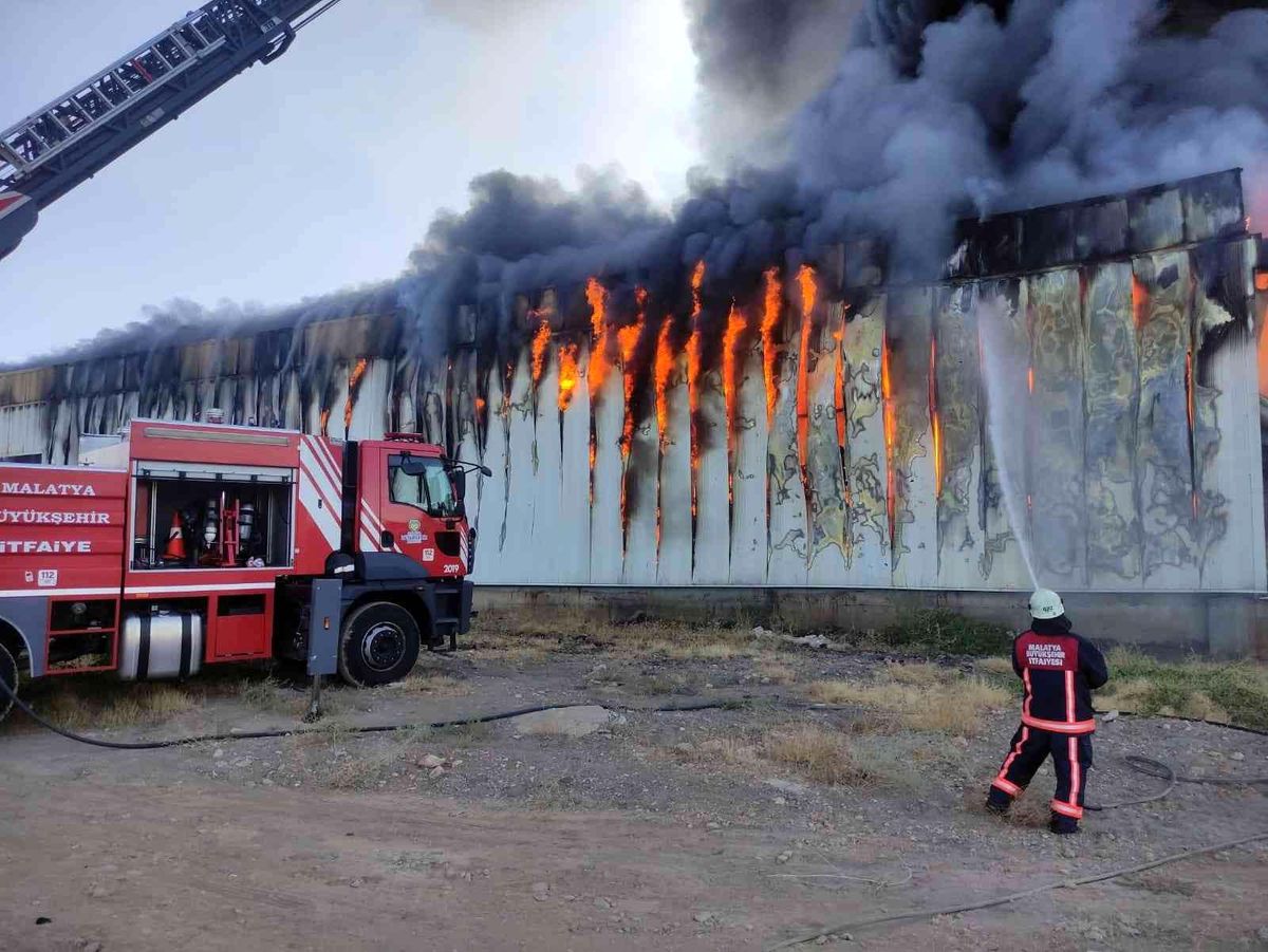 Son dakika haber... Kayısı depolama fabrikasında korkutan yangın