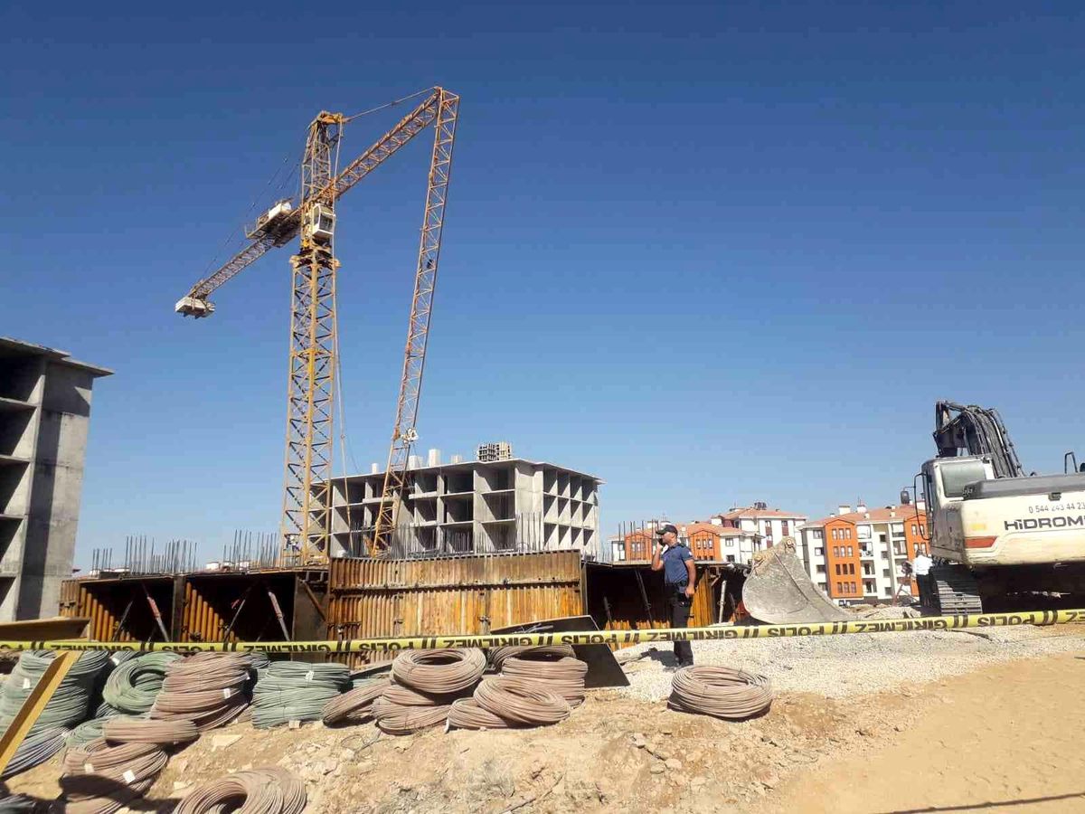 Malatya haberleri | Malatya'da inşaat halindeki bir binada vinç devrildi. Çok sayıda yaralının olduğu belirtilen olay yerine sağlık ekipleri sevk edildi.