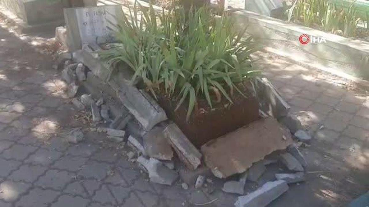 Mezarlıkta alkol alıp, kabirlerdeki demirleri çaldılar