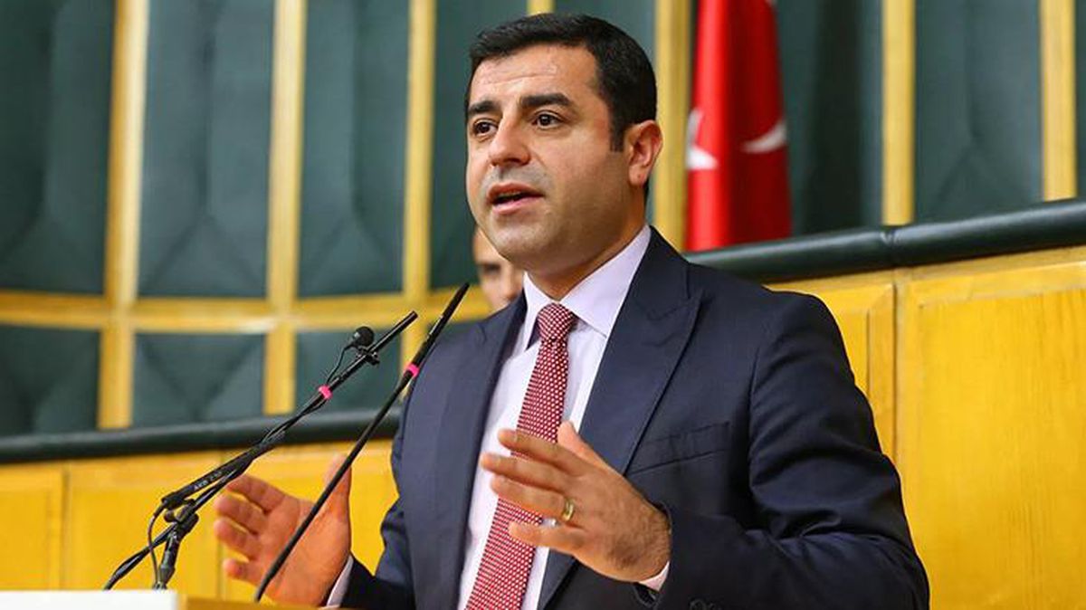 Selahattin Demirtaş, HDP'nin PKK ile arasına mesafe koymasını isteyenlere 3 soru yöneltti