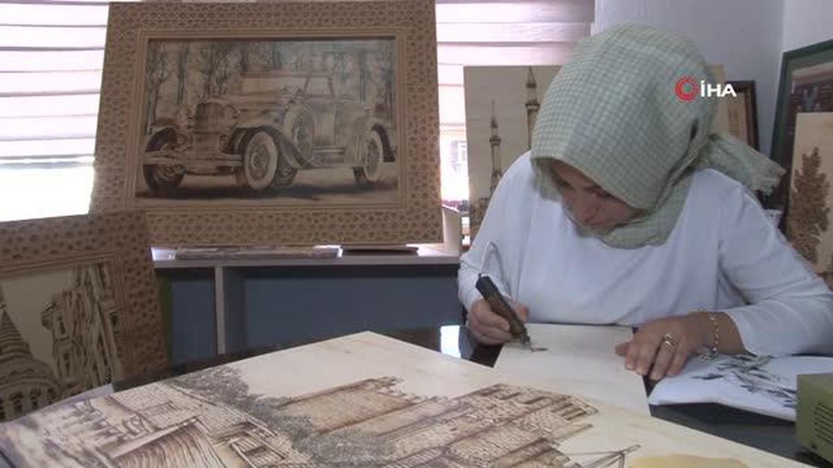 Ahşabı yakarak sanat eserine çeviriyor