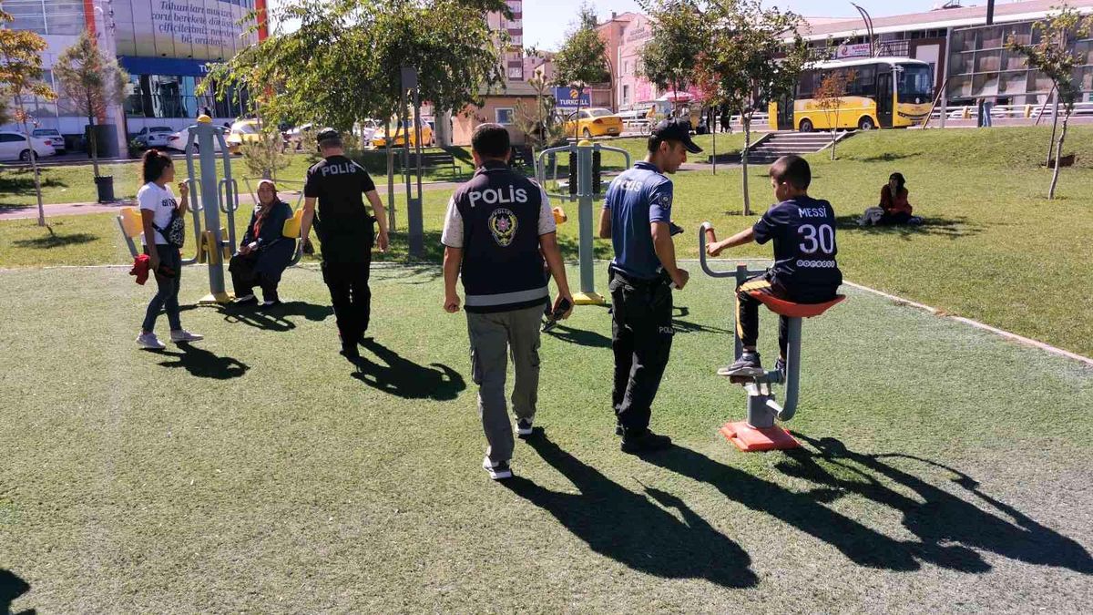 Son dakika haberleri... Aksaray'da polis ekipleri hem denetim yapıyor hem de vatandaşları dinliyor
