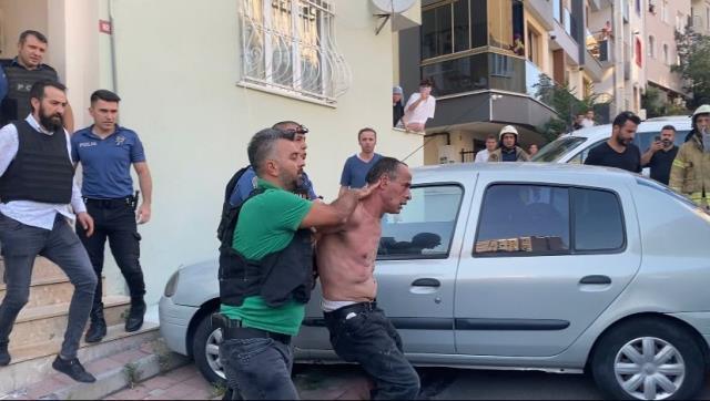 'Dış güçler kapattı' diye cep telefonunu tavada yakarak yangın çıkarttı, sonra da kendini odaya kilitledi