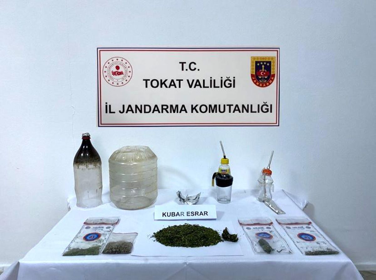 Jandarmanın gözünden kaçmadı, uyuşturucu taciri yakayı ele verdi