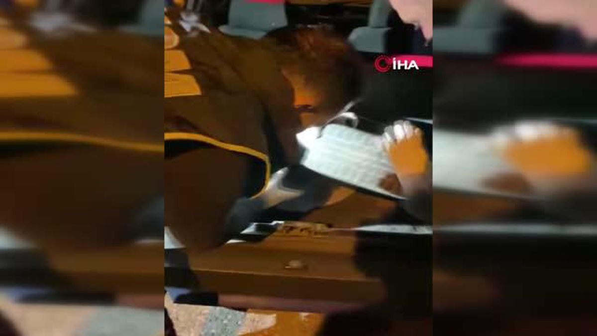 Ruhsatsız silahlar otomobilin koltuğunun altından çıktı: 2 gözaltı