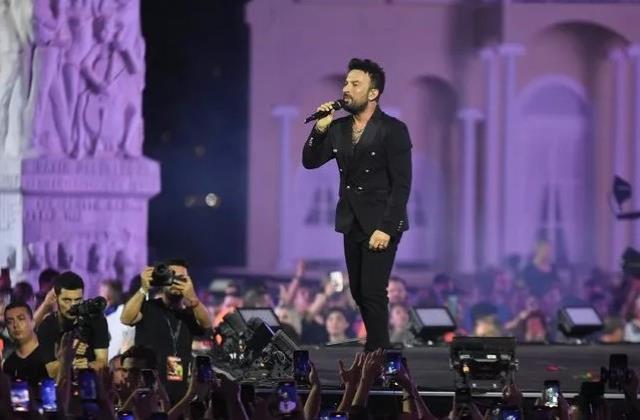Tarkan...İZMİR'DE YÜZBİNLERİ COŞTURDU!