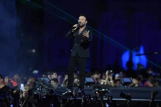 Tarkan...İZMİR'DE YÜZBİNLERİ COŞTURDU!