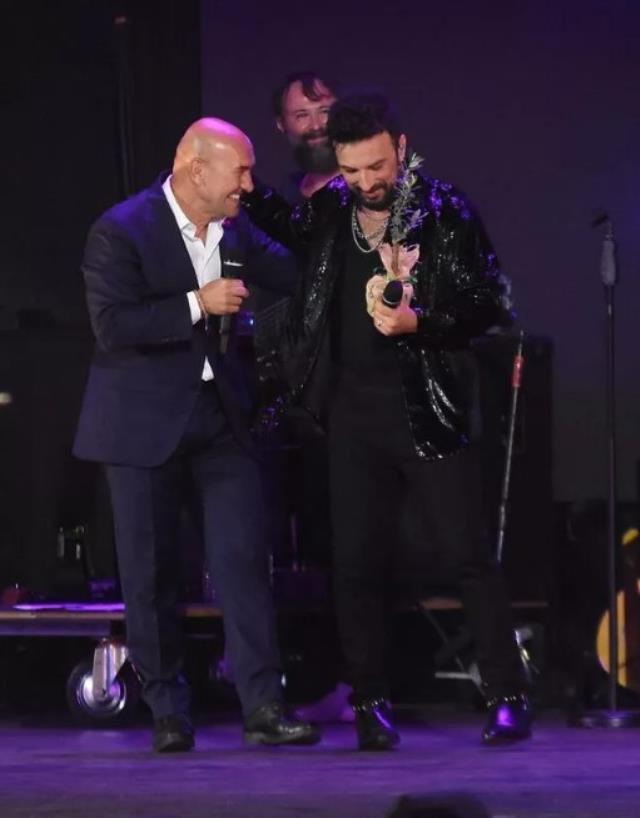 Tarkan...İZMİR'DE YÜZBİNLERİ COŞTURDU!