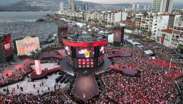 Tarkan...İZMİR'DE YÜZBİNLERİ COŞTURDU!