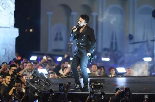 Tarkan...İZMİR'DE YÜZBİNLERİ COŞTURDU!