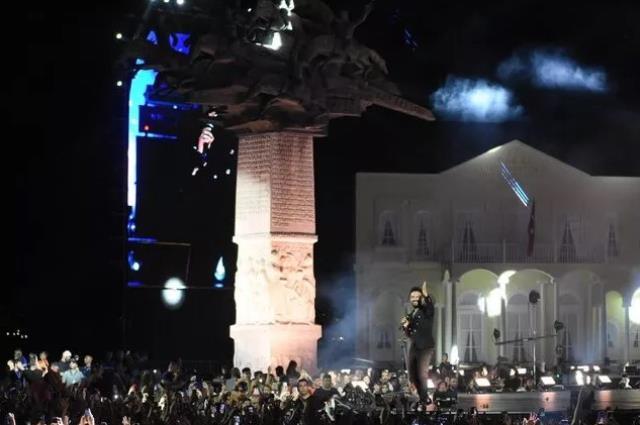 Tarkan...İZMİR'DE YÜZBİNLERİ COŞTURDU!