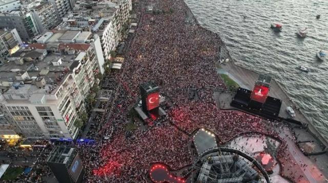 Tarkan...İZMİR'DE YÜZBİNLERİ COŞTURDU!