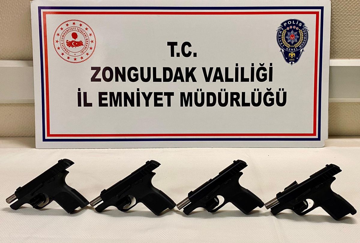 ZONGULDAK - Otomobilin koltuğunun altına gizlenmiş 4 ruhsatsız tabanca ele geçirildi