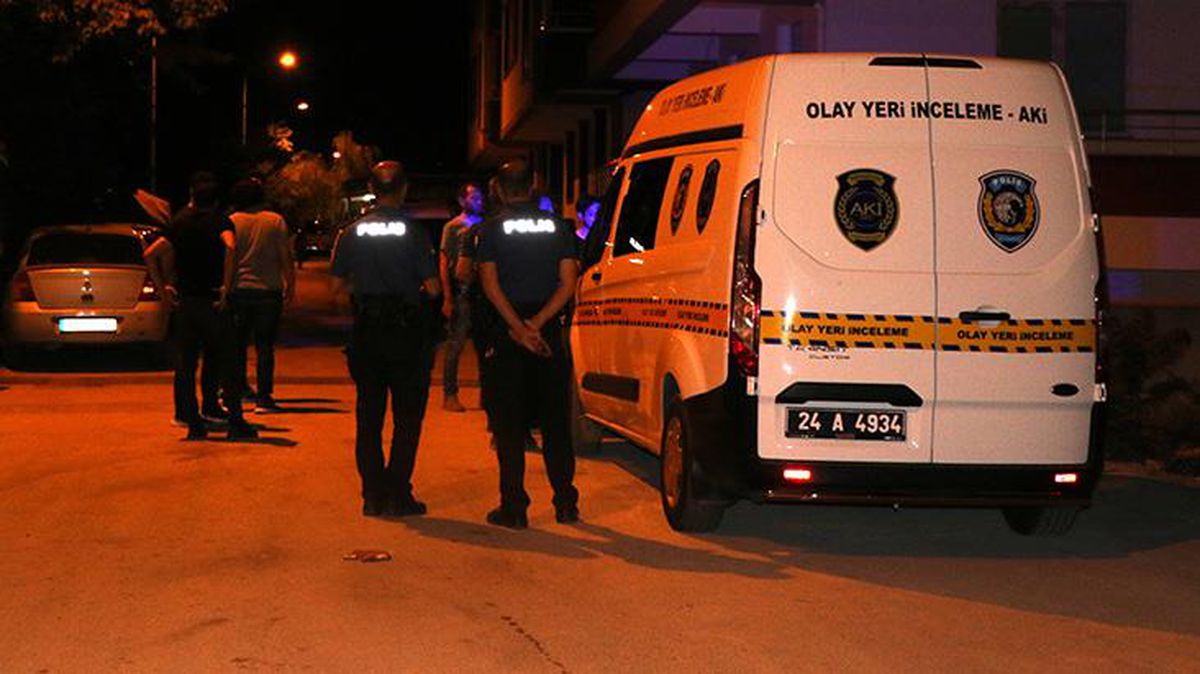 2 çocuğunun annesini 20 bıçak darbesiyle öldürdükten sonra karakola gidip teslim oldu