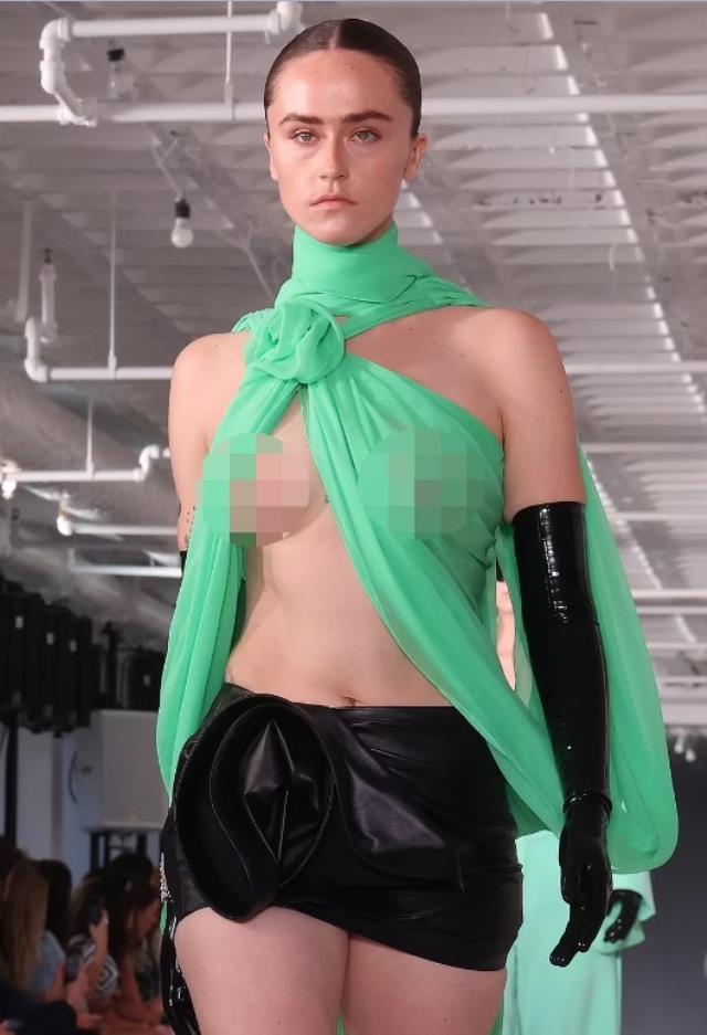 ABD Başkan Yardımcısı Kamala Harris'in kızı podyuma göğüslerini açtı