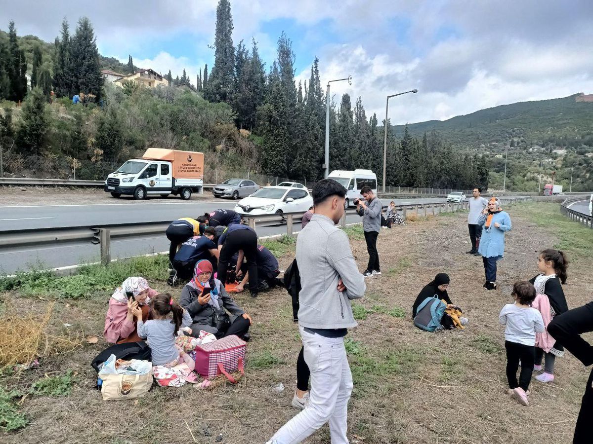Anadolu Otoyolu'nda 2 yolcu otobüsü ve hafif ticari araç çarpıştı (4)