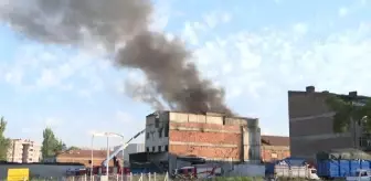 Atık kağıt deposunda çıkan yangın söndürüldü (2)