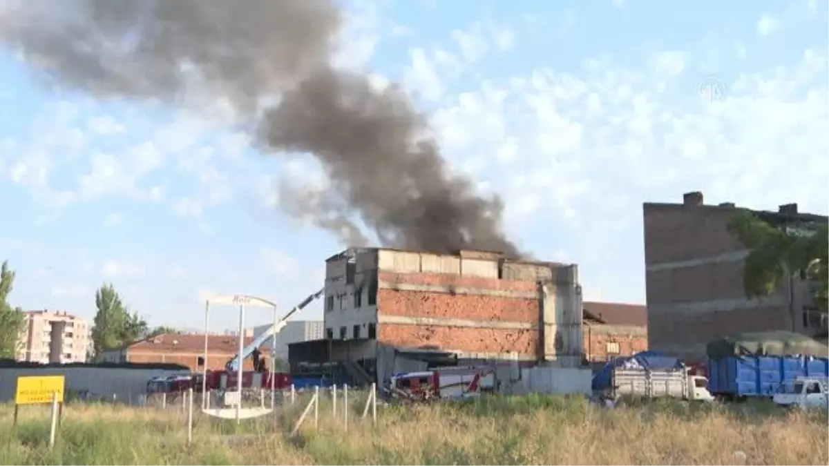Atık kağıt deposunda çıkan yangın söndürüldü (2)