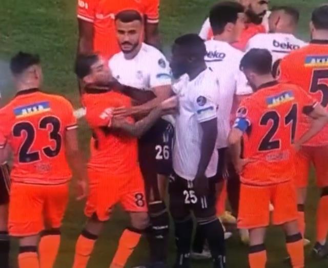 Beşiktaş-Başakşehir maçında kimsenin görmediği tokat detayı! Tepkilerin ardı arkası kesilmiyor