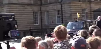 Edinburgh'ta halk Kraliçe 2. Elizabeth'in cenazesinin getirileceği St. Giles Katedrali'nin önüne akın etti