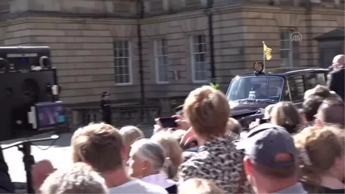 Edinburgh'ta halk Kraliçe 2. Elizabeth'in cenazesinin getirileceği St. Giles Katedrali'nin önüne akın etti