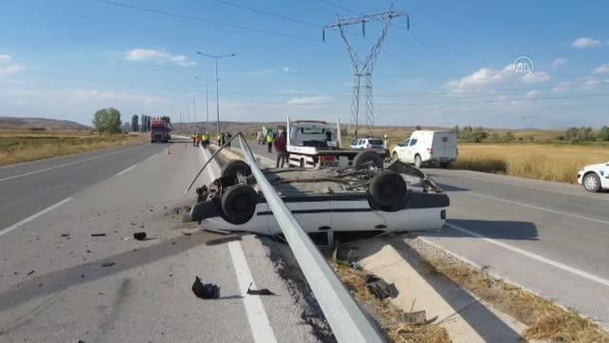 Elektrik direğine çarpan otomobildeki 2 kişi yaralandı