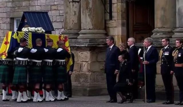 Herkes kral ve prensleri konuştu, o bir köşede sessizce gözyaşı döktü! Biricik kızı Kraliçe'ye diz çökerek veda etti Herkes kral ve prensleri konuştu, o bir köşede sessizce gözyaşı döktü! Biricik kızı Kraliçe'ye diz çökerek veda etti