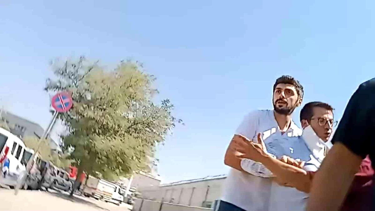 Yangını çekmeye giden muhabiri canlı yayında dövüp gasp ettiler