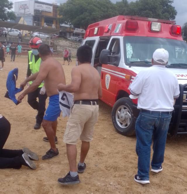 Meksika'da 45 yaşındaki futbolcu Raul Reyes maç esnasında kalbine yenik düştü