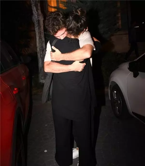 Berker Güven, 14 yaş büyük aşkı Nihal Yalçın'ı öpmeye doyamadı Berker Güven, 14 yaş büyük aşkı Nihal Yalçın'ı öpmeye doyamadı