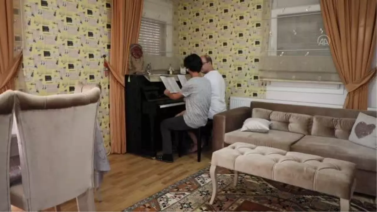 Otizmli Recep Ege'nin konservatuvar sınavına hazırladığı engelli genç hayaline kavuştu