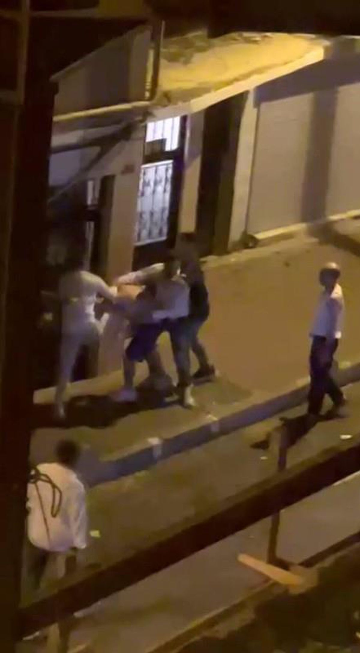 Son dakika haberi: 3 kişinin 1 kişiyi öldüresiye dövdüğü anlar kamerada