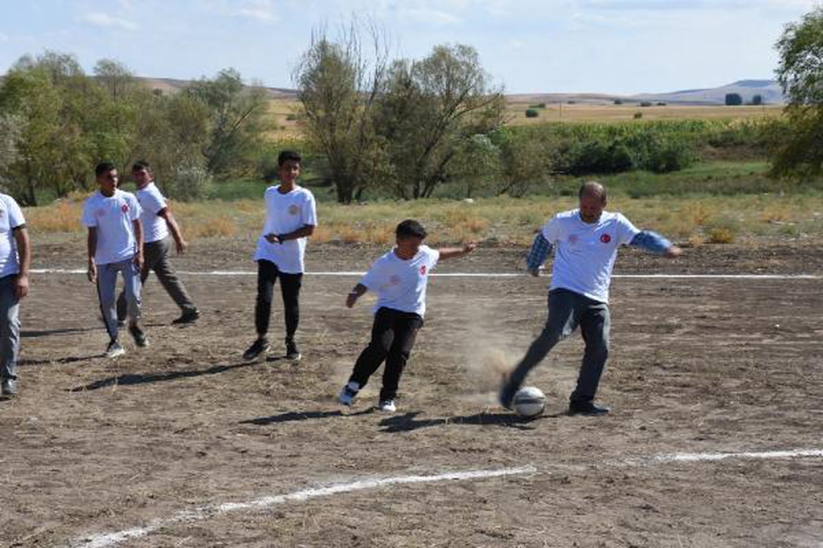 KIRIKKALE - Köydeki çocuğun futbol sahası talebi, milletvekilinin girişimiyle yerine getirildi