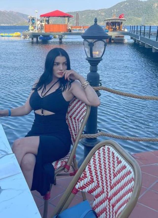 Aleyna Tilki'nin annesi Havva Öztel göbeğini açtı, fotoğrafın altı yorum doldu