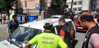 Beyoğlu ve Esenler'de okul önlerinde asayiş uygulaması: Araçlar durdurulup didik didik arandı