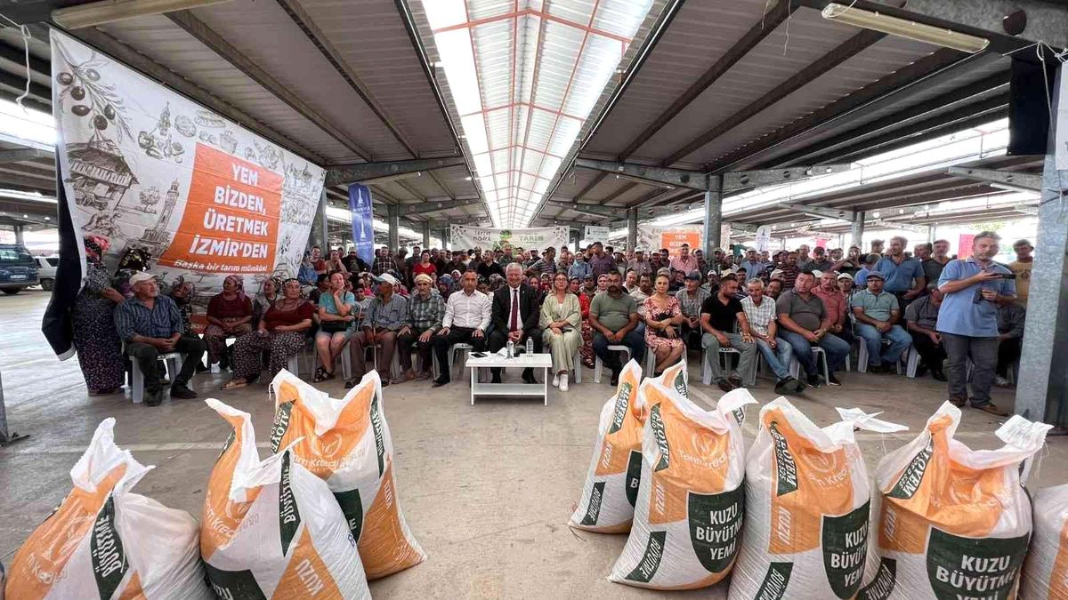 İzmir haberleri! Büyükşehir'den Dikili'deki üreticiye yem desteği