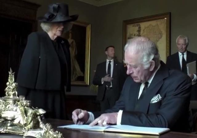 Deftere yanlış tarih atan Kral Charles kaleme sinirlenip odayı terk etti: Lanet şeye tahammül edemiyorum