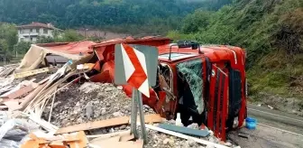 Devrilen tır alevlere teslim oldu, vatandaşlar kovalarla taşıdığı suya söndürdü