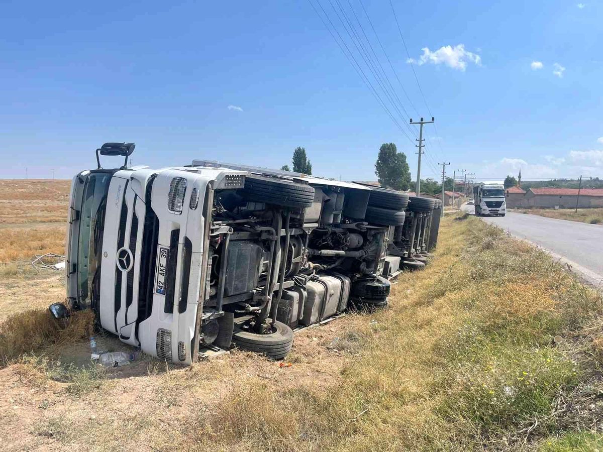 Afyon haberi! Emirdağ'da tuz yüklü tır devrildi