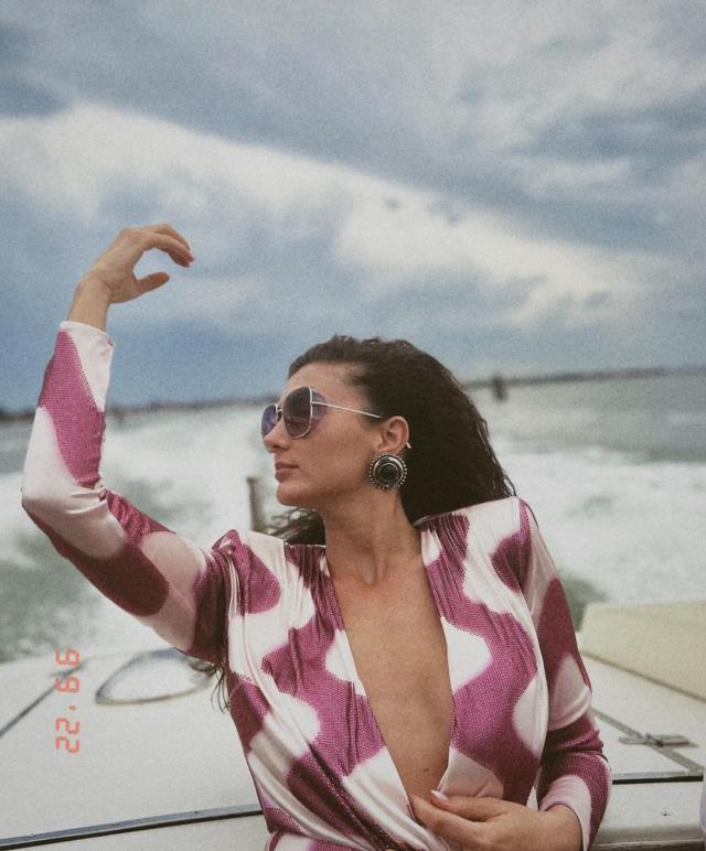 İmaj değişikliği olay olmuştu, ünlü oyuncu Burcu Özberk'ten ortalığı kavuran iç çamaşırsız poz