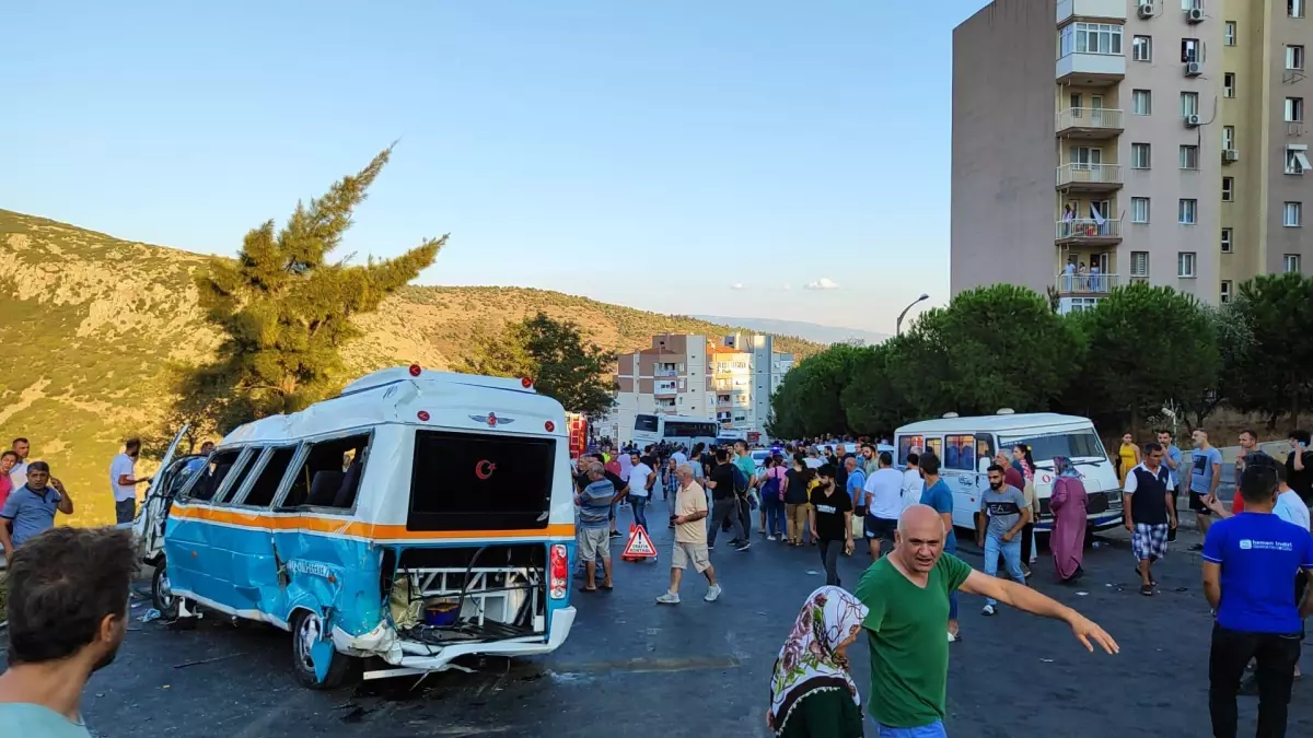 Son dakika haber: Midibüs ile dolmuşun çarpışması sonucu 2 kişi öldü, 4 kişi yaralandı - Araç içi kamerası