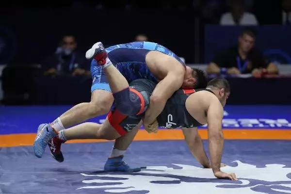 Milli güreşçi Rıza Kayaalp, 5'inci kez dünya şampiyonu olarak tarihe geçti